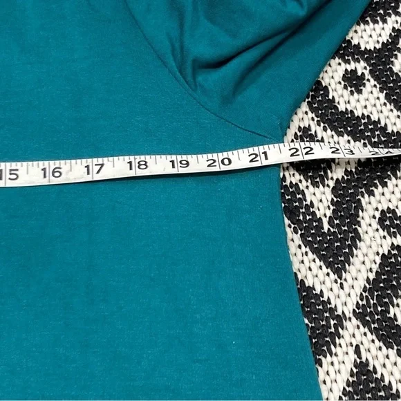 Soft Surroundings long sleeve butter soft material front kangaroo pocket Medium - Picture 5 of 9